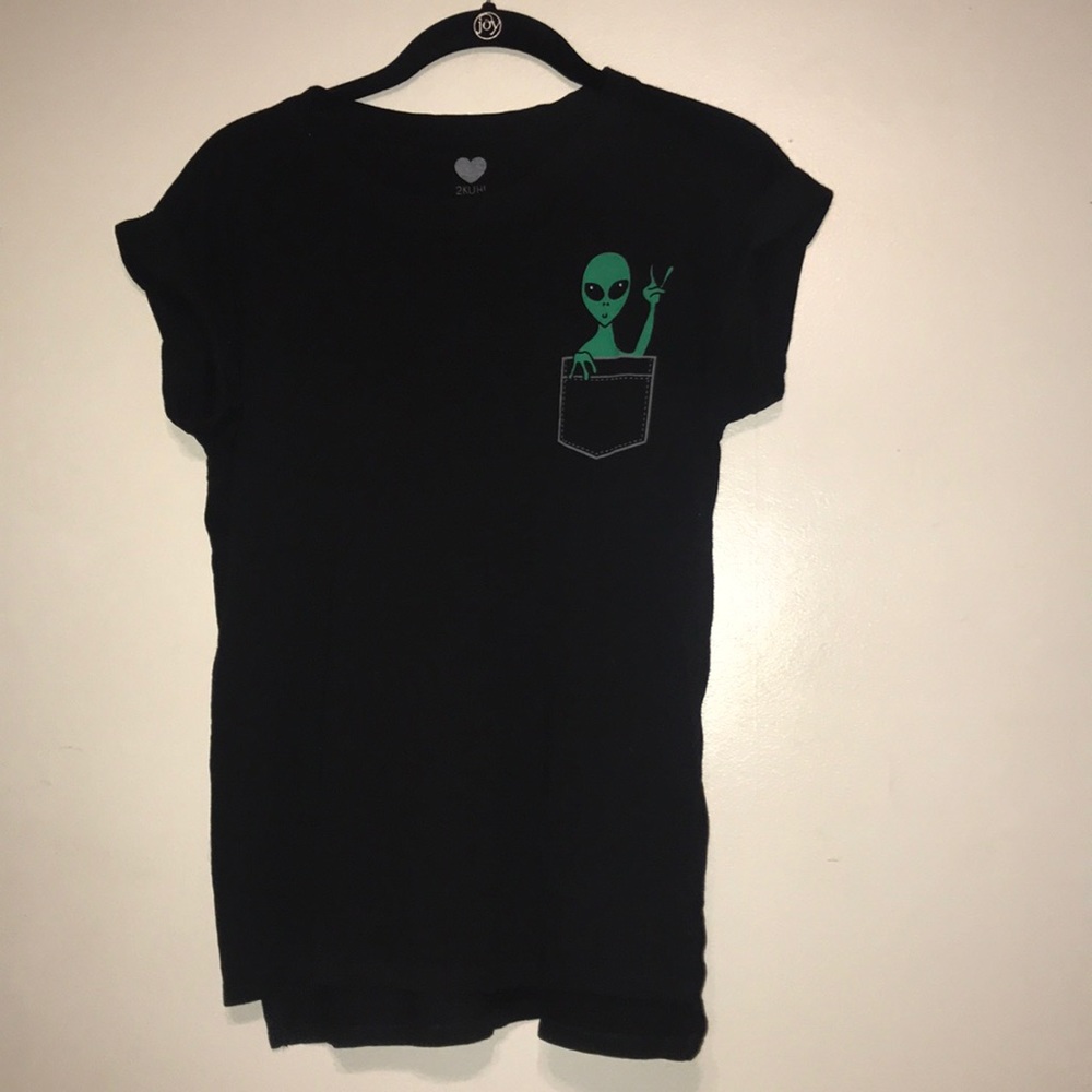 ⚫️alien pocket tee with rolled sleeves⚫️